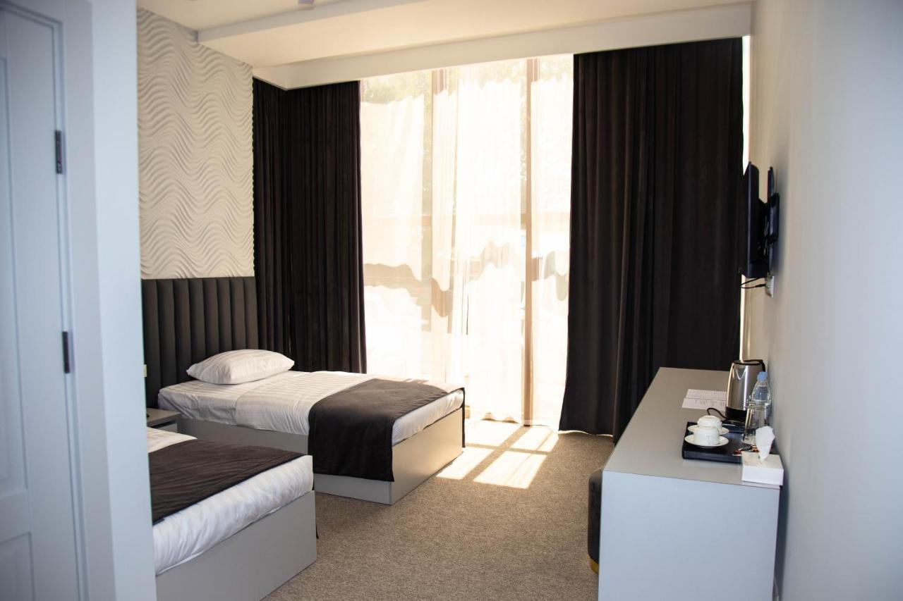 Port Plaza Evn Hotel P'arak'ar Exterior photo