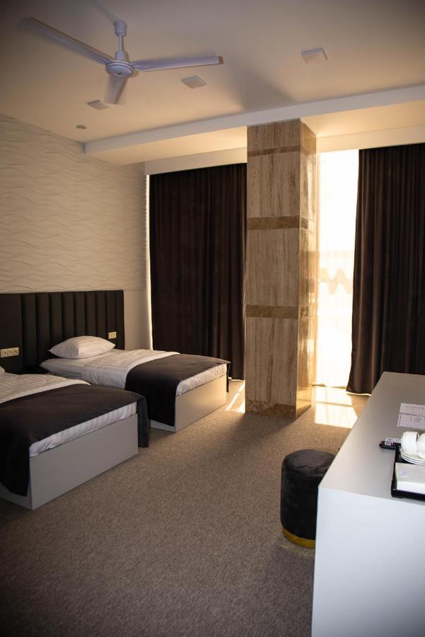 Port Plaza Evn Hotel P'arak'ar Exterior photo