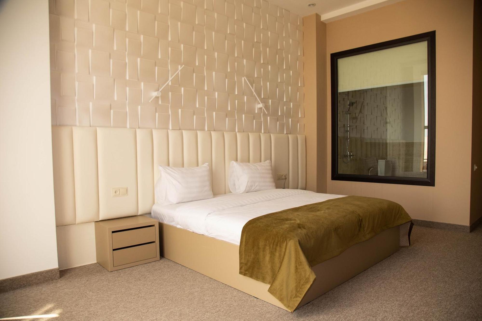 Port Plaza Evn Hotel P'arak'ar Exterior photo