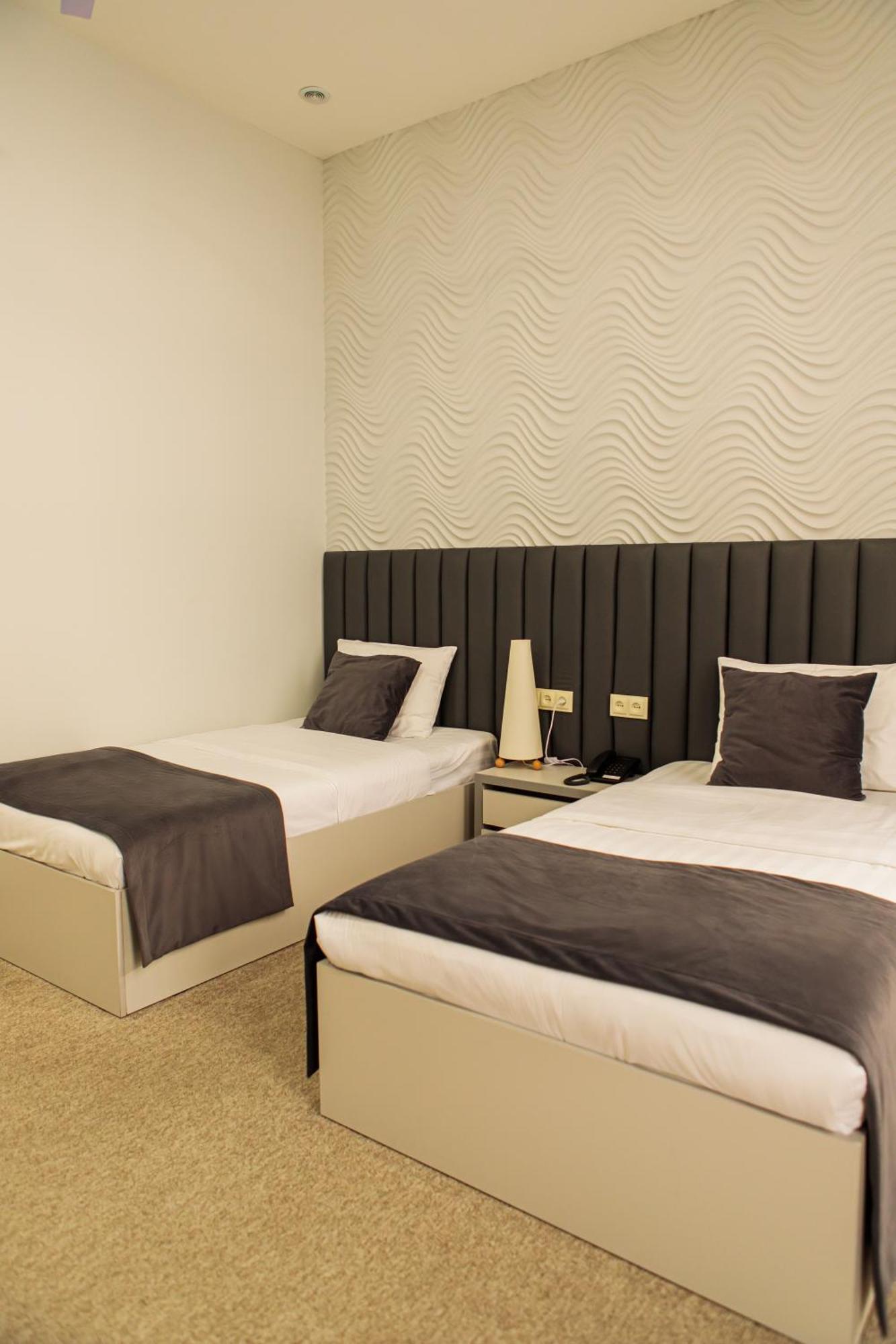 Port Plaza Evn Hotel P'arak'ar Exterior photo