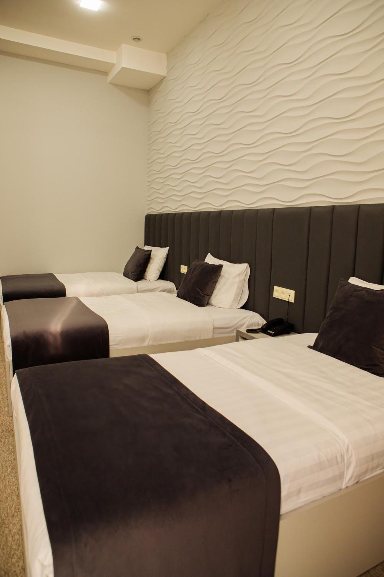 Port Plaza Evn Hotel P'arak'ar Exterior photo